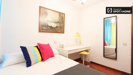 Amplia habitación con cama doble en alquiler en Príncipe Pío - MADRID