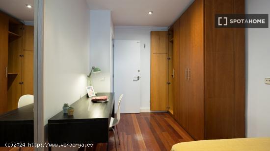 Habitación en apartamento de 6 habitaciones en Centro - MADRID