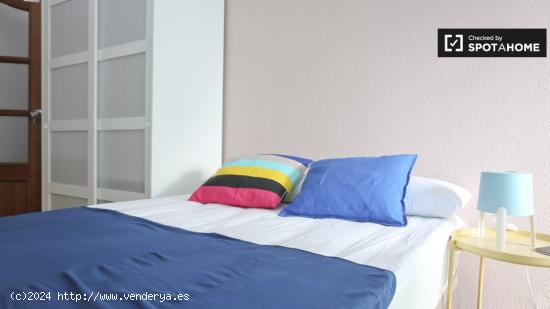 Habitación luminosa en apartamento de 7 dormitorios cerca de Plaza Castilla - MADRID