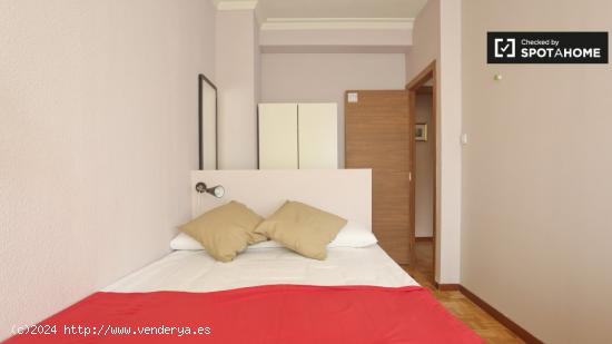 Habitación luminosa en apartamento de 7 dormitorios cerca de Plaza Castilla - MADRID