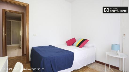 Habitación luminosa en apartamento de 7 dormitorios cerca de Plaza Castilla - MADRID