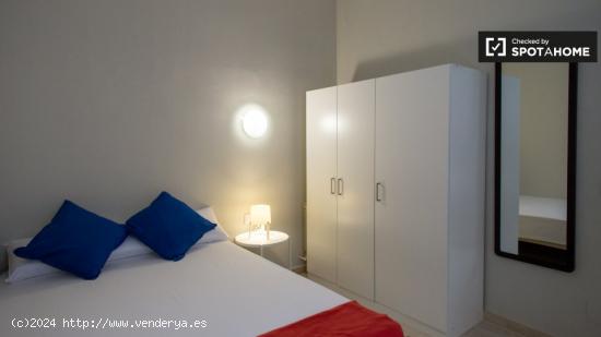 Habitación ordenada en un apartamento de 6 dormitorios, L'Eixample Esquerra - BARCELONA