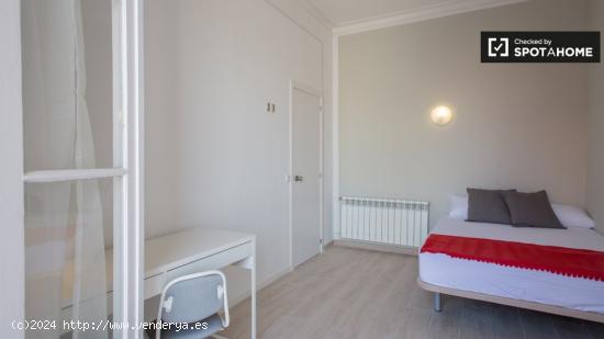 Habitación con balcón en un apartamento de 6 dormitorios, L'Eixample Esquerra - BARCELONA