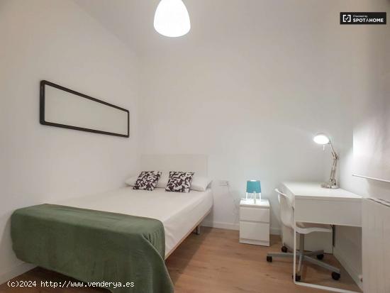  Acogedora habitación en alquiler en un apartamento de 7 dormitorios en el Eixample - BARCELONA 