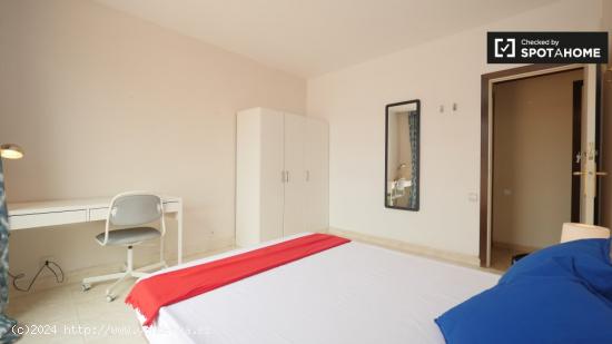 Amplia habitación en un apartamento de 6 dormitorios en Les Corts - BARCELONA