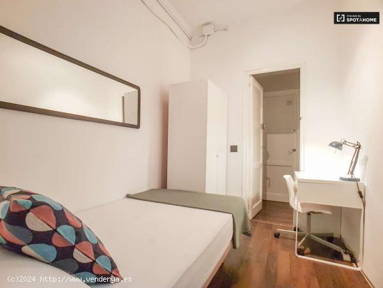 Habitación bien amueblada en alquiler en piso compartido en Gràcia - BARCELONA