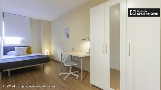 Amplia habitación en apartamento de 5 dormitorios en Puerta del Ángel. - MADRID