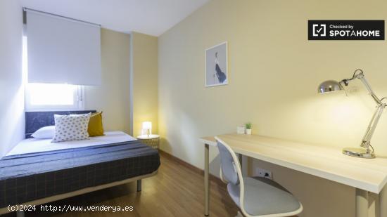 Amplia habitación en apartamento de 5 dormitorios en Puerta del Ángel. - MADRID