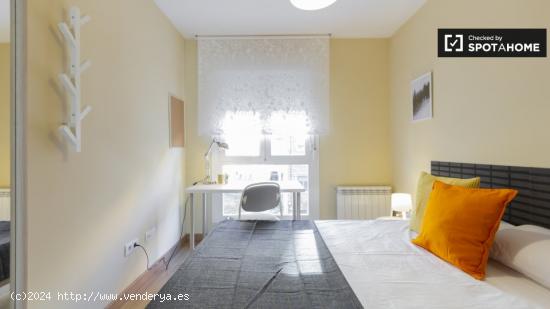 Amplia habitación en apartamento de 5 dormitorios en Puerta del Ángel. - MADRID