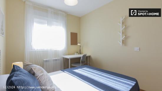 Habitación luminosa en apartamento de 5 dormitorios en Puerta del Ángel. - MADRID