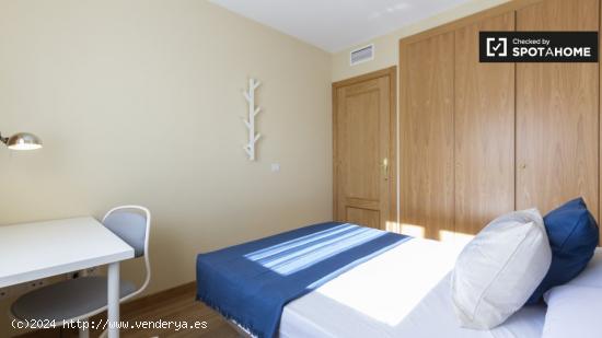 Habitación luminosa en apartamento de 5 dormitorios en Puerta del Ángel. - MADRID