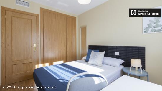 Habitación luminosa en apartamento de 5 dormitorios en Puerta del Ángel. - MADRID