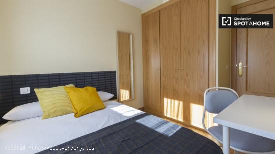 Acogedora habitación en apartamento de 5 dormitorios en Puerta del Ángel. - MADRID