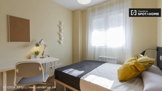 Acogedora habitación en apartamento de 5 dormitorios en Puerta del Ángel. - MADRID