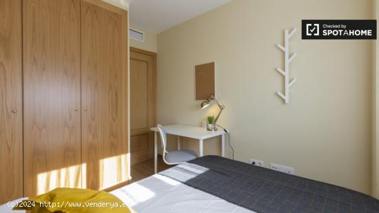 Acogedora habitación en apartamento de 5 dormitorios en Puerta del Ángel. - MADRID