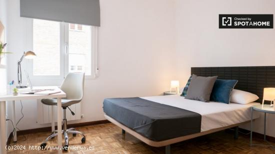 Amplia habitación en un apartamento de 4 dormitorios en Tetuán - MADRID