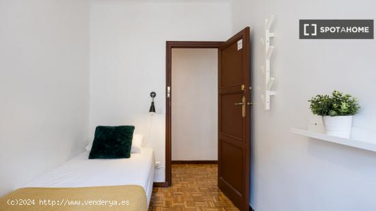 Habitación soleada en apartamento de 4 dormitorios en Tetuán. - MADRID