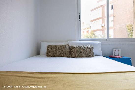  Habitación soleada con escritorio en un apartamento de 5 dormitorios, Guindalera - MADRID 