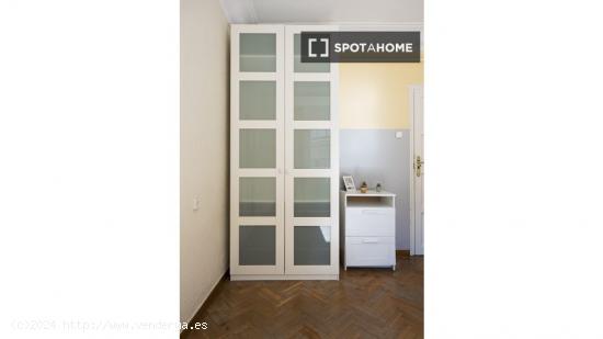 Habitación soleada con escritorio en un apartamento de 5 dormitorios, Guindalera - MADRID