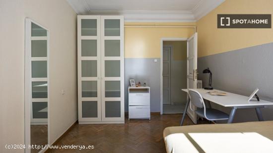 Habitación soleada con escritorio en un apartamento de 5 dormitorios, Guindalera - MADRID