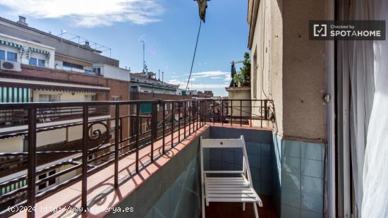 Gran habitación con armario independiente en un apartamento de 5 dormitorios, Embajadores - MADRID