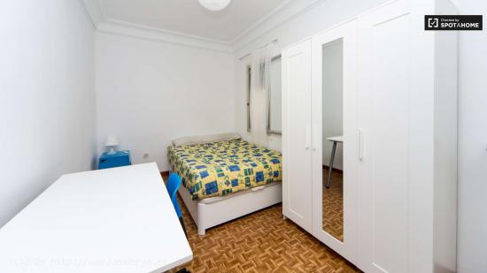  Gran habitación con llave independiente en apartamento de 5 dormitorios, Embajadores - MADRID 