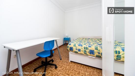 Gran habitación con llave independiente en apartamento de 5 dormitorios, Embajadores - MADRID