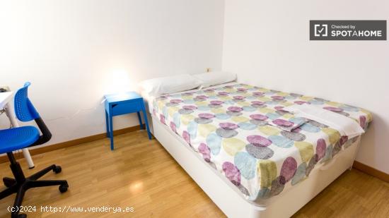 Enorme habitación con escritorio en un apartamento de 5 habitaciones, Ríos Rosas - MADRID