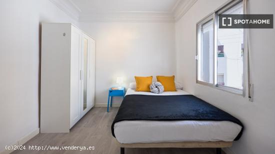 Cómoda habitación con escritorio en piso compartido, Cuatro Caminos. - MADRID