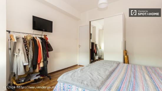 Habitación soleada con escritorio en piso compartido, Nueva España - MADRID