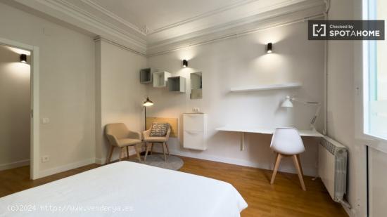 Se alquila habitación en piso de 5 dormitorios en Eixample - BARCELONA