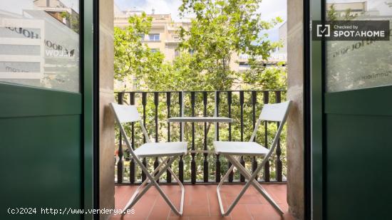 Se alquila habitación en piso de 5 dormitorios en Eixample - BARCELONA