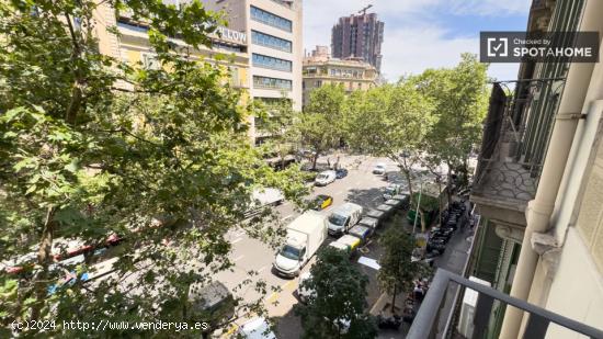 Se alquila habitación en piso de 5 dormitorios en Eixample - BARCELONA