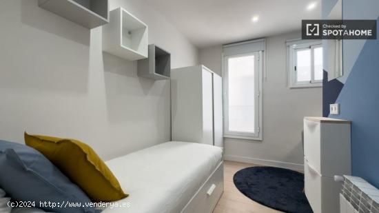 Se alquila habitación en piso de 5 dormitorios en Eixample - BARCELONA