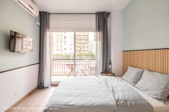  Se alquila habitación en piso de 5 habitaciones en Barcelona - BARCELONA 