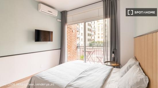 Se alquila habitación en piso de 5 habitaciones en Barcelona - BARCELONA