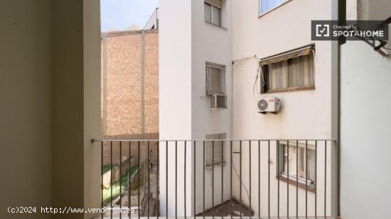 Se alquila habitación en piso de 4 habitaciones en el Raval - BARCELONA