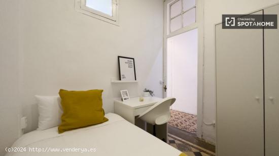 Se alquila habitación en piso de 4 habitaciones en el Raval - BARCELONA