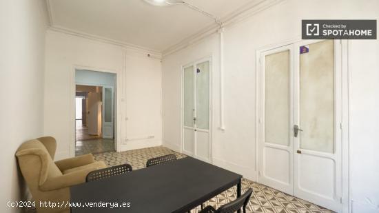 Se alquila habitación en piso de 4 habitaciones en el Raval - BARCELONA