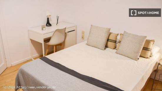 Habitaciones para alquilar en apartamento de 4 dormitorios en Barcelona - BARCELONA