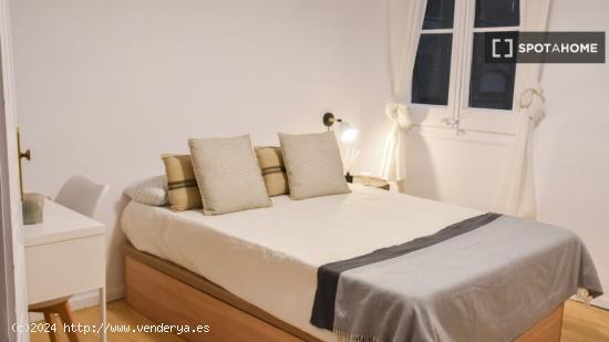 Habitaciones para alquilar en apartamento de 4 dormitorios en Barcelona - BARCELONA