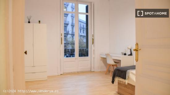 Habitaciones para alquilar en apartamento de 4 dormitorios en Barcelona - BARCELONA