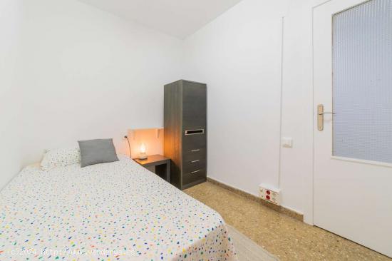  Se alquila habitación en piso de 5 dormitorios en Eixample - VALENCIA 