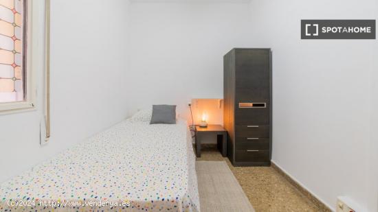 Se alquila habitación en piso de 5 dormitorios en Eixample - VALENCIA