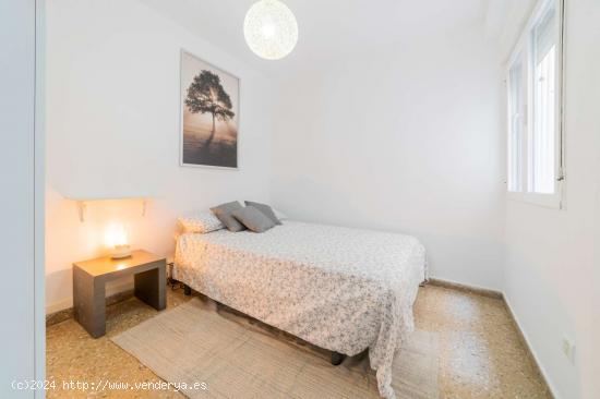  Se alquila habitación en piso de 5 dormitorios en Eixample - VALENCIA 