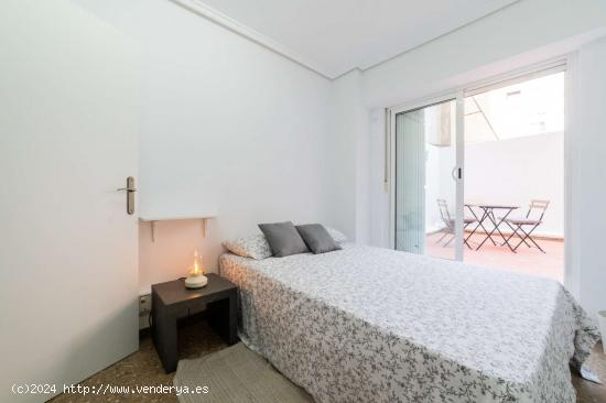  Se alquila habitación en piso de 5 dormitorios en Eixample - VALENCIA 