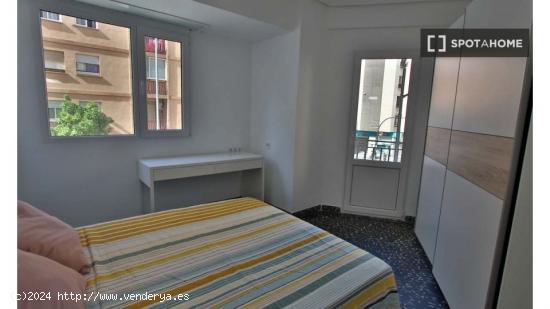 Habitación en apartamento de 3 dormitorios en Benimaclet - VALENCIA