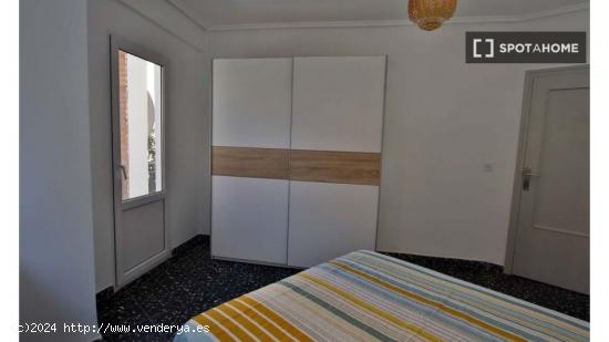 Habitación en apartamento de 3 dormitorios en Benimaclet - VALENCIA