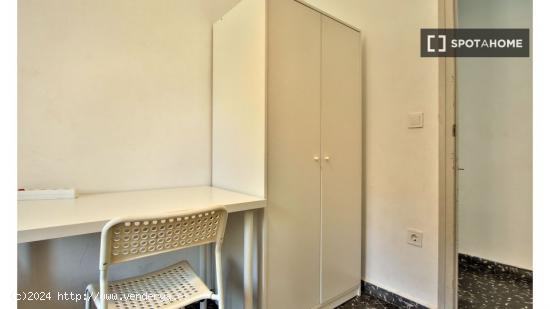 Habitación en apartamento de 3 dormitorios en Benimaclet - VALENCIA