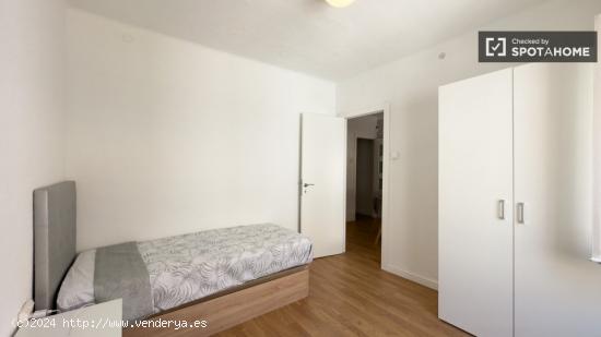 Se alquila habitación en piso de 3 habitaciones en El Prat De Llobregat - BARCELONA